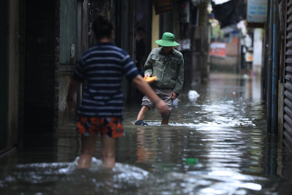 Mưa lớn trong đêm cũng khiến một số tuyến phố đến sáng nay vẫn trong tình trạng ngập úng. (Ảnh: Hoài Nam/Vietnam+)