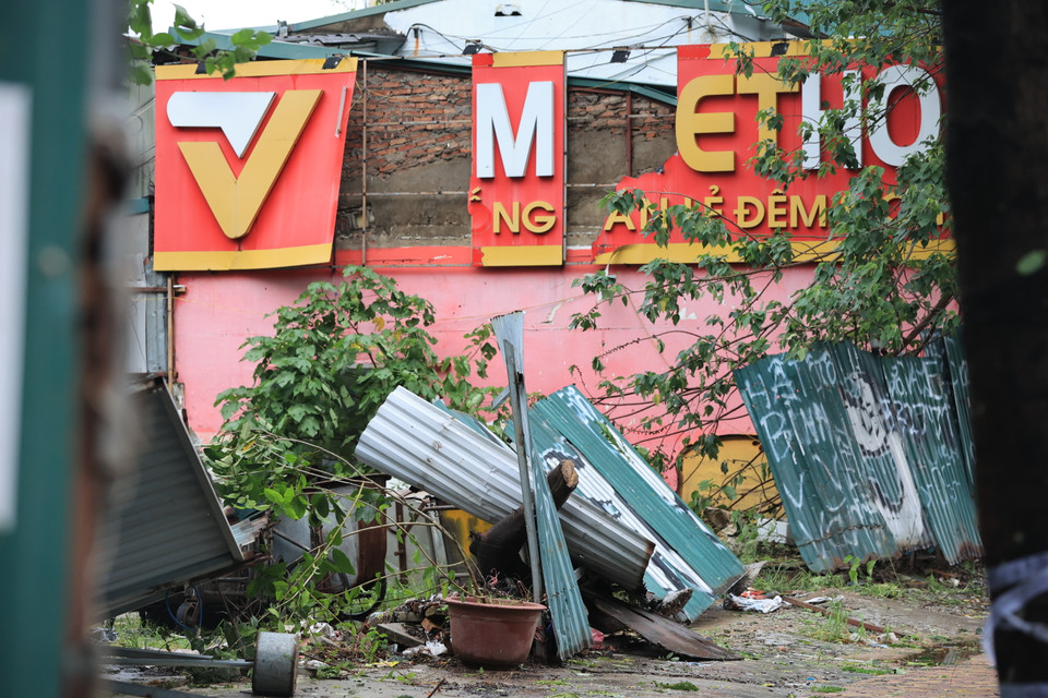 Rào tôn, biển hiệu của cửa hàng 'xơ xác' vì gió lớn. (Ảnh: Hoài Nam/Vietnam+)