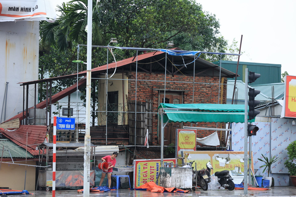 Thậm chí có cửa hàng còn trơ cả khung sắt sau bão. (Ảnh: Hoài Nam/Vietnam+)