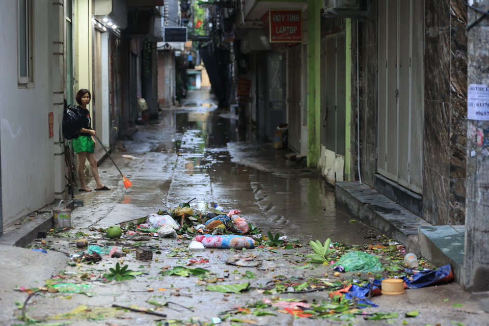 Người dân dọn dẹp 'tàn cuộc' sau cơn siêu bão Yagi. (Ảnh: Hoài Nam/Vietnam+)