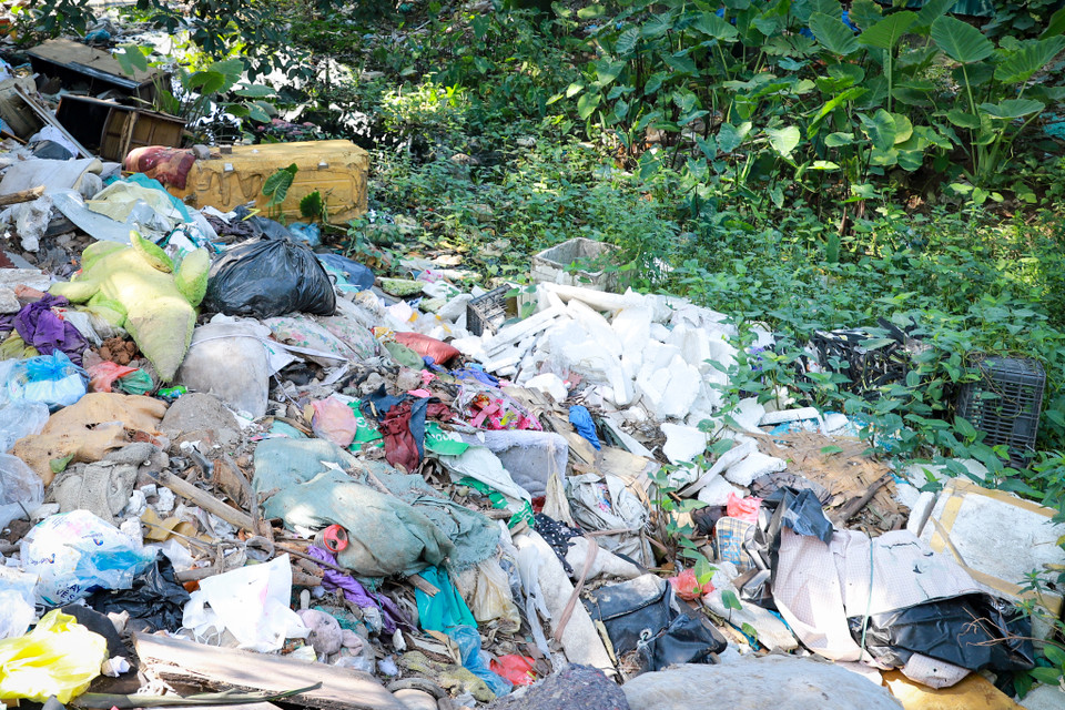 Có những đoạn rác thải đã lấp gần hết đoạn mương này. (Ảnh: Hoài Nam/Vietnam+)