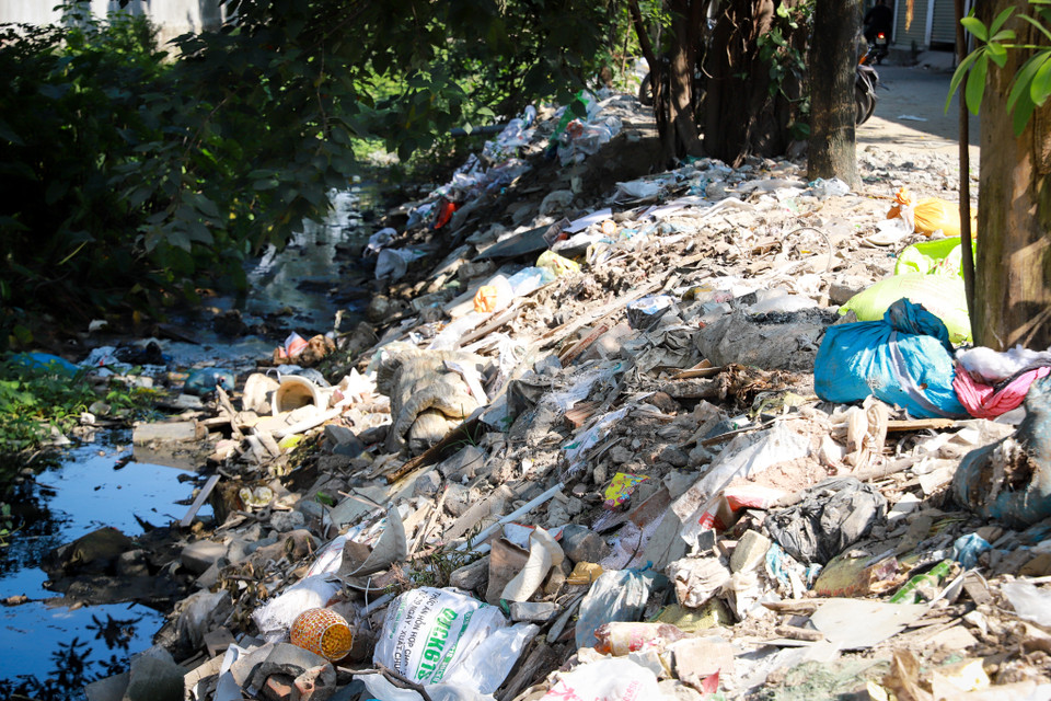 Việc đổ trộm rác thải bấy lâu nay vẫn là vấn nạn chưa được xử lý triệt để làm nhức nhối và ảnh hưởng đến cuộc sống của người dân. (Ảnh: Hoài Nam/Vietnam+)
