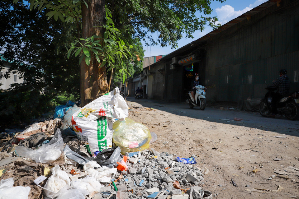 Theo ghi nhận của phóng viên Báo Điện tử VietnamPlus, các khu vực ngõ 146 Định Công Hạ và ven sông cạnh ngõ 298 Trần Điền đã trở thành nơi đổ trộm rác thải. (Ảnh: Hoài Nam/Vietnam+)