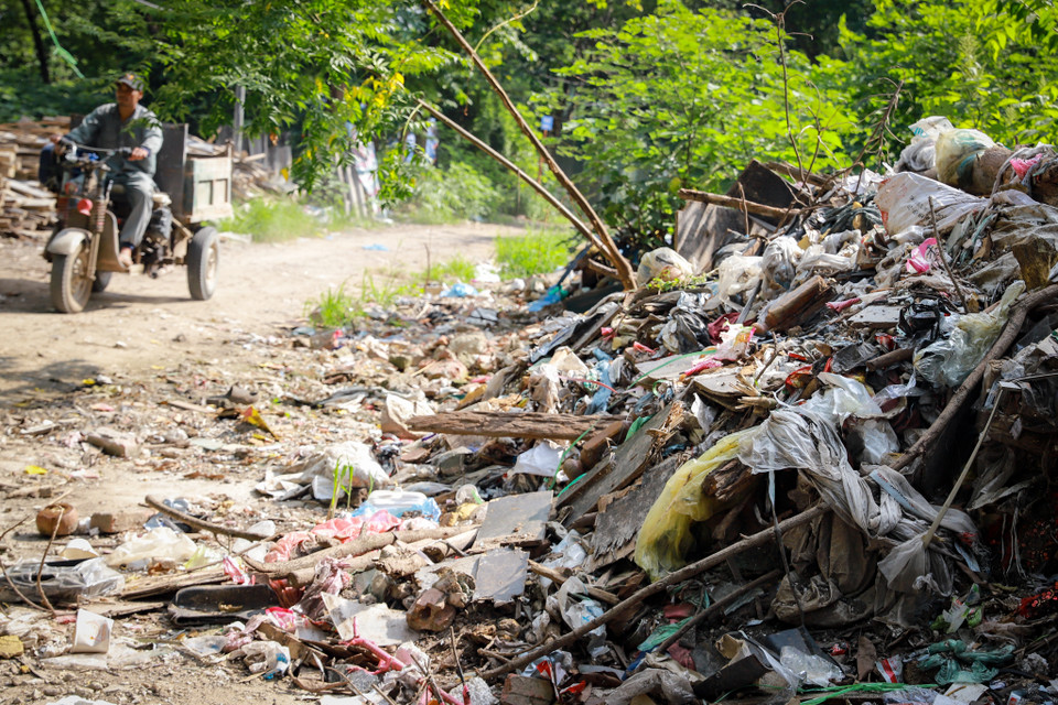 Có người tỏ ra quan ngại khi khu vực này nhiều mảnh thủy tinh vỡ, đinh gỉ nằm tràn lan gây nguy hiểm cho những người đi bộ. (Ảnh: Hoài Nam/Vietnam+)