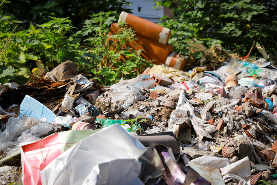 Các loại rác thải sinh hoạt, xây dựng đổ tràn lan dọc hai bên ngõ 146 Định Công Hạ. Nhiều người tỏ ra bức xúc khi tình trạng đổ trộm rác thải chưa được xử lý triệt để. (Ảnh: Hoài Nam/Vietnam+)