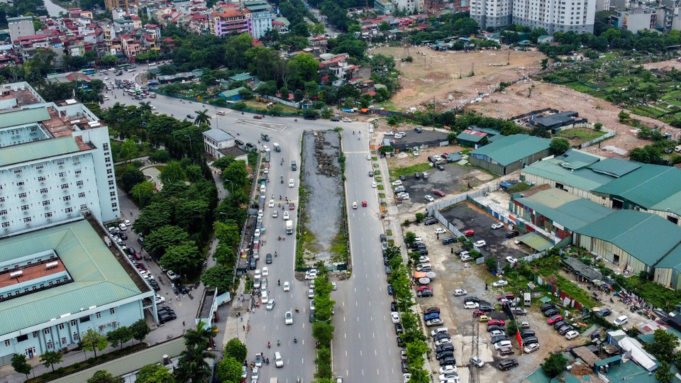 Hạng mục cầu vượt của trục giao thông với đường Phúc La - Văn Phú và nút giao đường 70 vẫn còn dang dở do vướng mắc giải phóng mặt bằng. (Ảnh: Hoài Nam/Vietnam+)