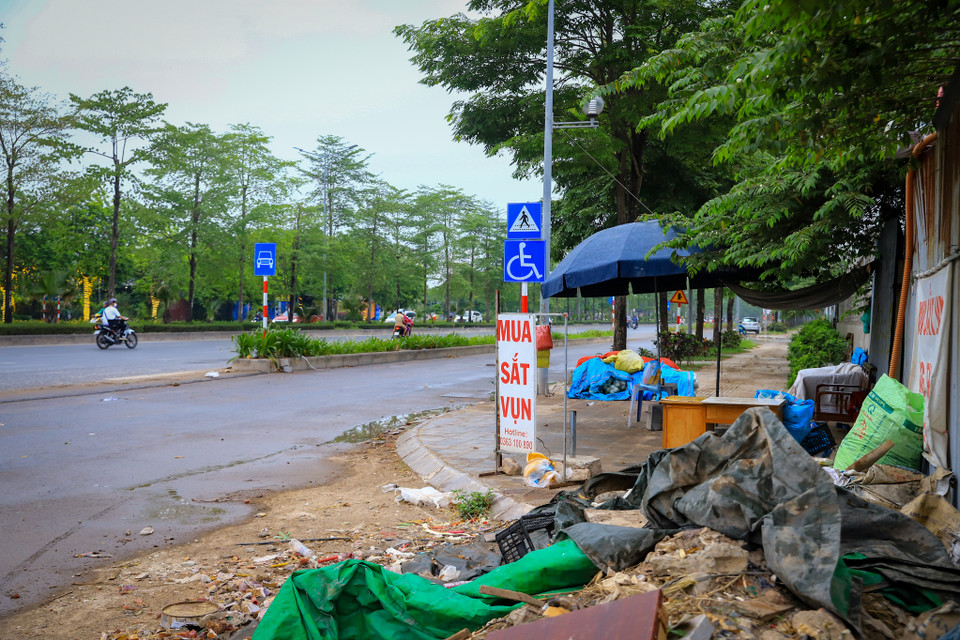 Rác bị vứt bừa bãi trên đường làm ảnh hưởng mỹ quan đô thị. (Ảnh: Hoài Nam/Vietnam+)