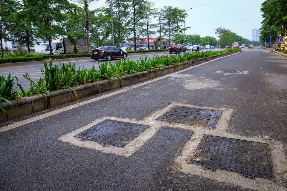 Có những đoạn vẫn còn chi chít các nắp cống, hố ga chưa hoàn thiện. (Ảnh: Hoài Nam/Vietnam+)