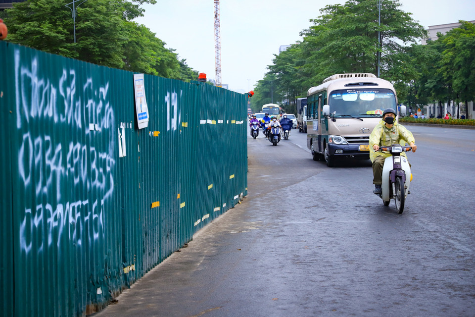 Theo ghi nhận của phóng viên Báo Điện tử VietnamPlus, trên tuyến đường này dày đặc các lô cốt nằm trong dự án thi công Nhà máy nước Yên Xá. (Ảnh: Hoài Nam/Vietnam+)