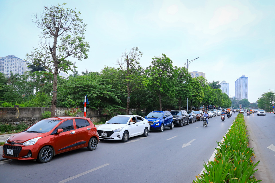  Có những đoạn không chỉ lấn chiếm vỉa hè mà còn trông giữ xe ngang nhiên lấn xuống lòng đường. (Ảnh: Hoài Nam/Vietnam+)