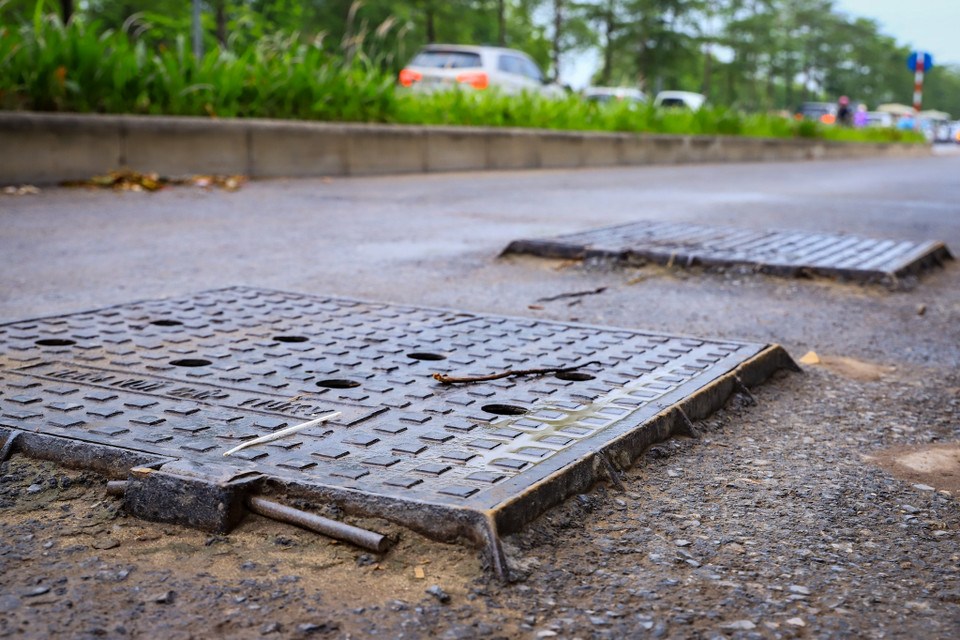 Thậm chí có những đoạn trên Đại lộ Chu Văn An còn có những nắp cống, hố ga nhô hẳn khỏi mặt đường 5-7cm gây nguy hiểm cho người tham gia giao thông. (Ảnh: Hoài Nam/Vietnam+)