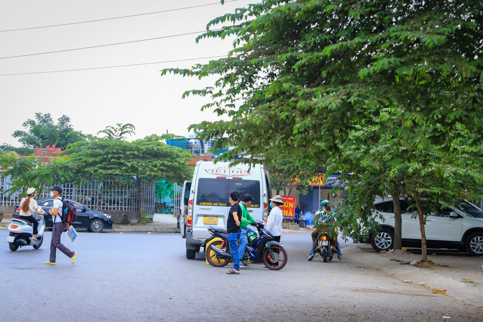Một số điểm trên tuyến đường này còn là nơi hoạt động của xe dù, bến cóc. (Ảnh: Hoài Nam/Vietnam+)