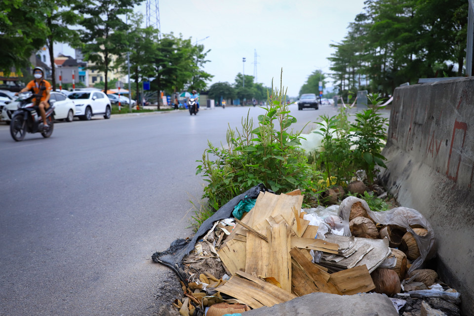 Thông xe từ năm 2020, tuy nhiên sau hơn 3 năm đi vào sử dụng, đại lộ Chu Văn An vẫn còn tồn tại nhiều bãi gửi xe tự phát, bãi rác và các lô cốt gây mất mỹ quan đô thị. Đặc biệt, các nắp hố gas nhô lên khỏi mặt đường tiềm ẩn tai nạn cho người tham gia giao thông. (Ảnh: Hoài Nam/Vietnam+)