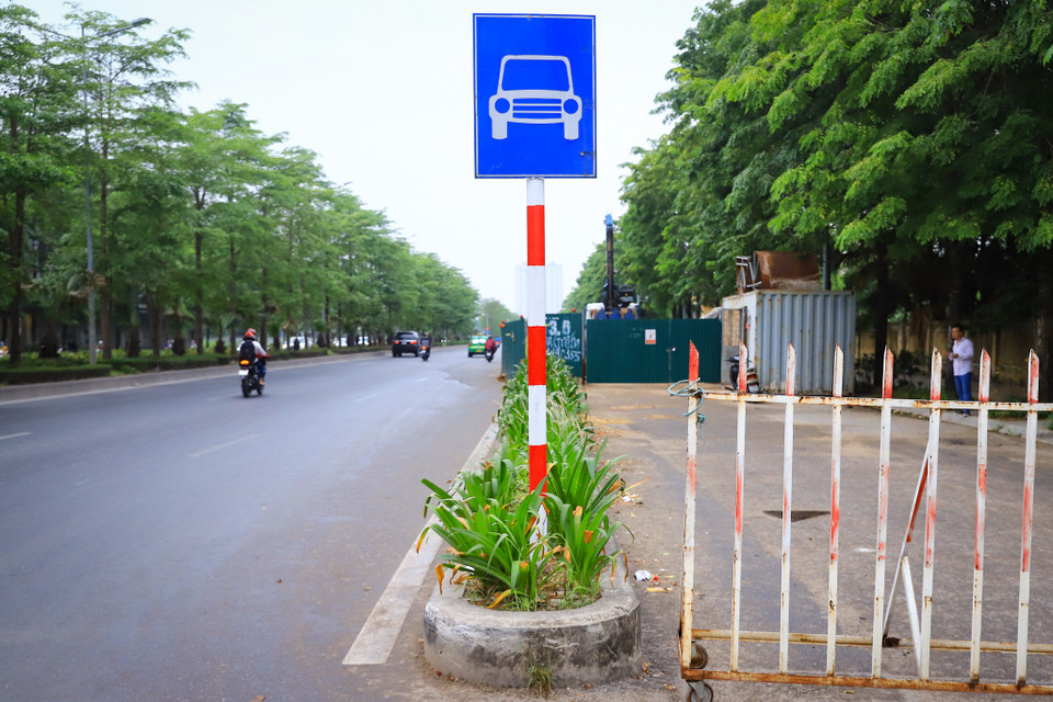 Lô cốt này xuất hiện gần như chiếm hết làn xe gắn máy và xe thô sơ, thậm chí có những đoạn rào chắn khiến xe máy và xe thô sơ không thể di chuyển, bắt buộc phải đi vào phần đường dành cho ôtô. (Ảnh: Hoài Nam/Vietnam+)