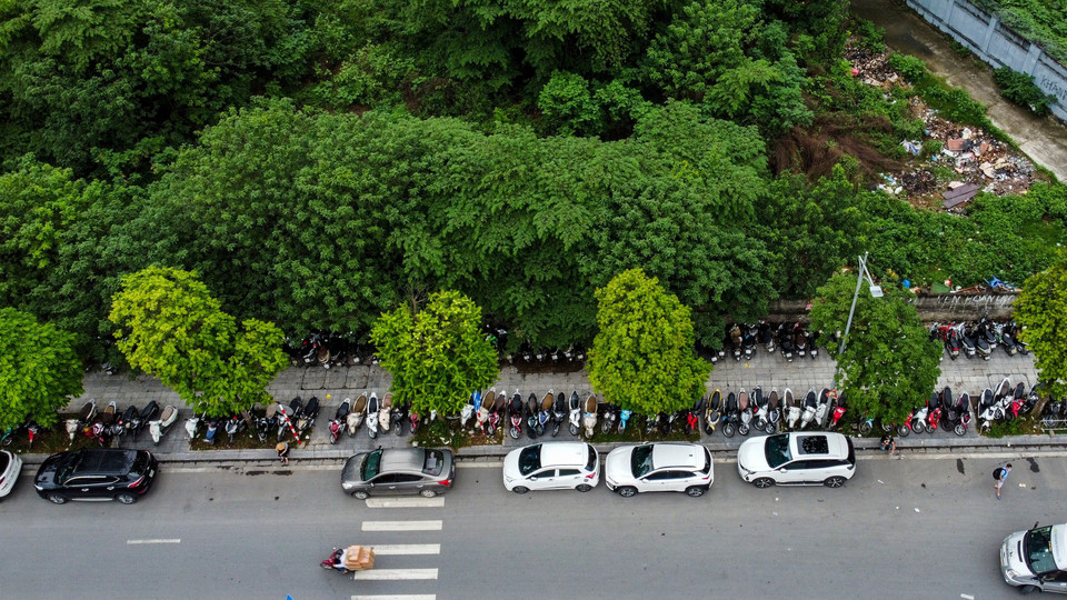 Bên cạnh Bệnh viên K cơ sở Tân Triều xuất hiện hàng loạt những bãi gửi xe tự phát. (Ảnh: Hoài Nam/Vietnam+)