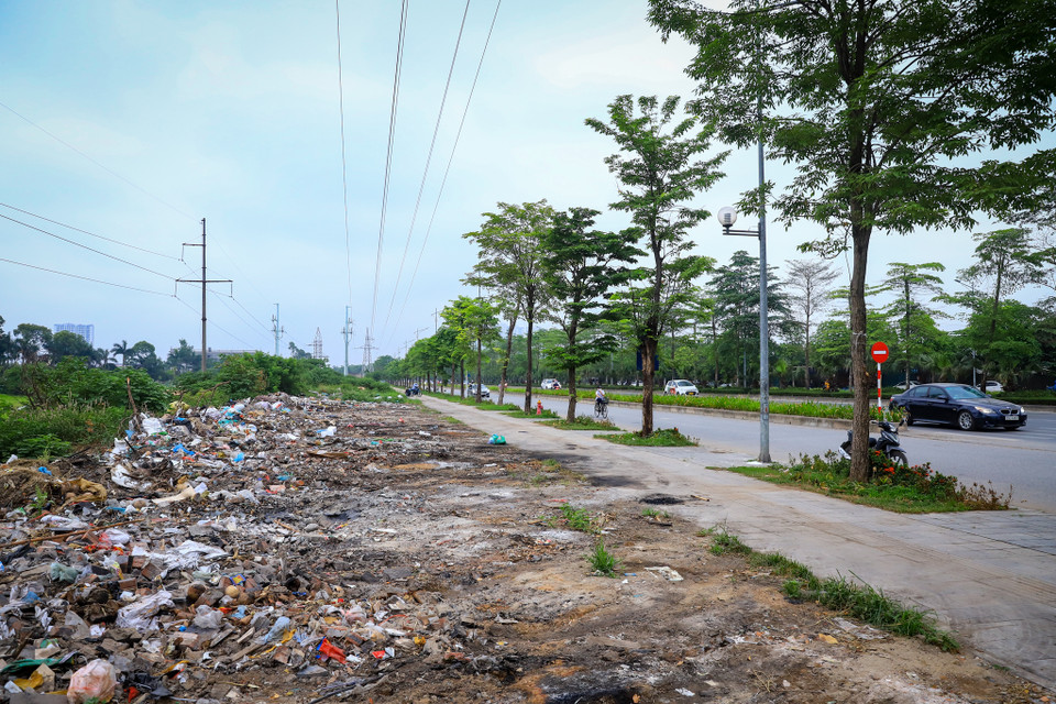 Tuyến đường dài khoảng 2,5 km nhưng không có biến báo cấm đổ rác, khiến nhiều đoạn vỉa hè trở thành bãi rác tự phát, bốc mùi hôi thối. (Ảnh: Hoài Nam/Vietnam+)