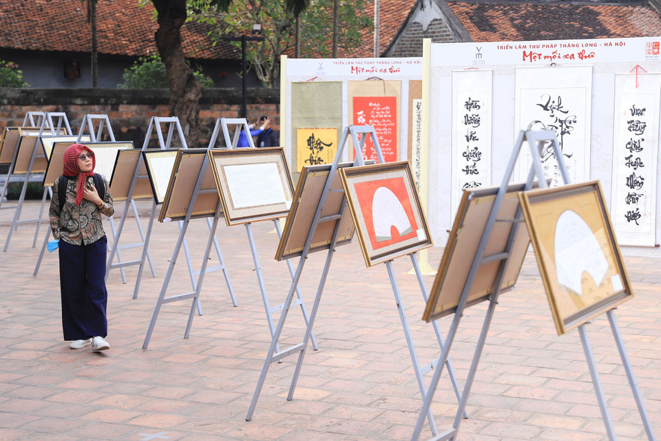 Hình thức biểu hiện các tác phẩm thư pháp bằng bút lông, bút sắt, cho thấy rõ nét sự kế thừa và sự phát huy tân kỷ ở nghệ thuật hàn mặc truyền thống trong không gian văn hóa Việt Nam đương đại. (Ảnh: Hoài Nam/Vietnam+)