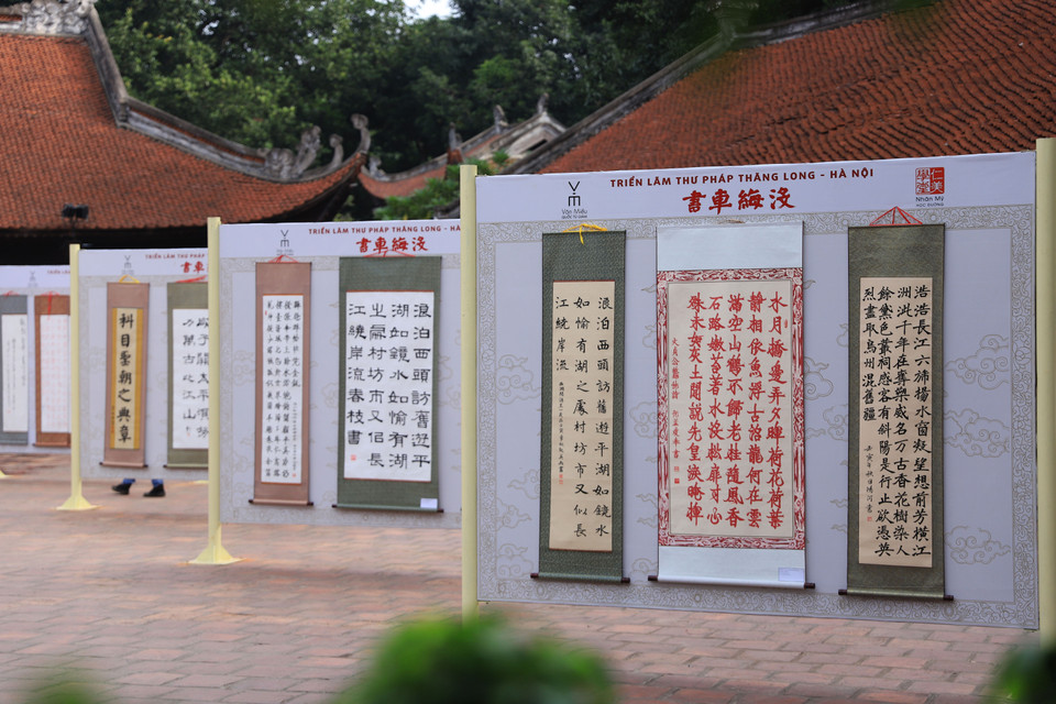 Triển lãm thư pháp ‘Một mối xa thư’ được bày trí tại sân Thái Học thuộc Văn Miếu-Quốc Tử Giám (Đống Đa, Hà Nội) diễn ra từ ngày 20/11 đến hết ngày 27/11/2022. (Ảnh: Hoài Nam/Vietnam+)
