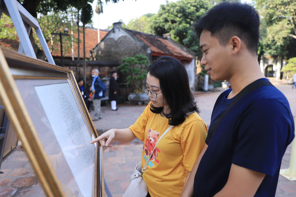 Triển lãm là hoạt động nhằm tôn vinh nét đẹp văn hóa truyền thống của dân tộc thông qua môn nghệ thuật thư pháp. Đây cũng là cơ hội để các bạn trẻ có mối quan tâm đến bộ môn nghệ thuật này tham quan, thưởng lãm. (Ảnh: Hoài Nam/Vietnam+)