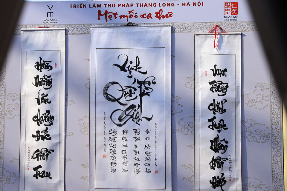 Nội dung Triển lãm thư pháp ‘Một mối xa thư’ được chắt lọc từ đôi câu đối tại tòa Đình bia trong khu Di tích Văn Miếu-Quốc Tử Giám và các tác phẩm văn học Việt Nam thể hiện nội dung ca ngợi cảnh đẹp đất nước, về các giá trị đạo học Việt Nam. (Ảnh: Hoài Nam/Vietnam+)