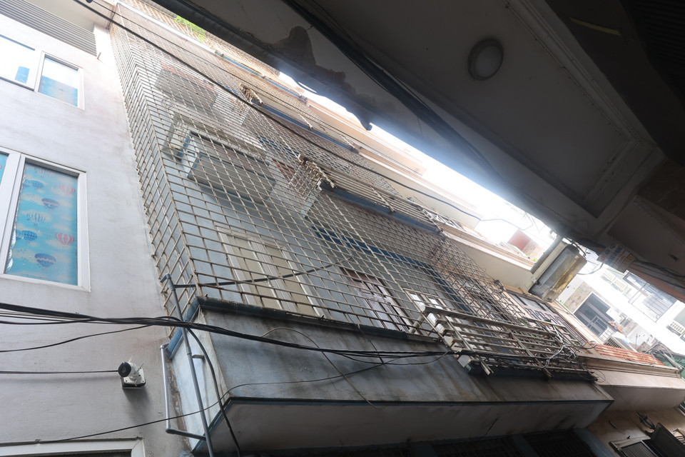 Nằm trong ngõ 161 Định Công Thượng chỉ vừa hai xe máy tránh nhau, phía ban công tòa nhà này cũng bịt kín trong lồng sắt. (Ảnh: Hoài Nam/Vietnam+)
