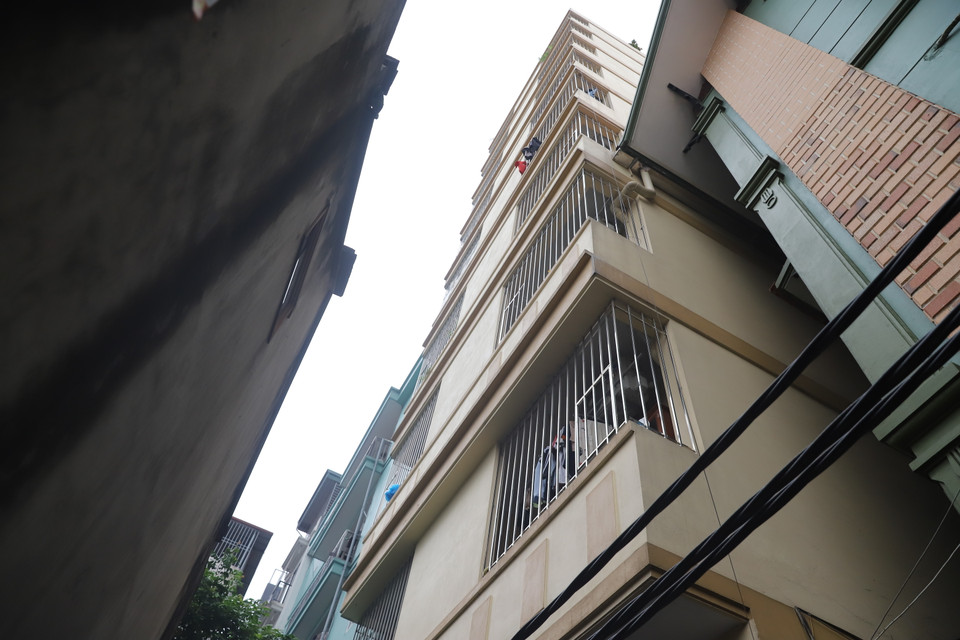 Khu nhà trọ với những 'chuồng cọp' quây kín, cách hiện trường vụ cháy gây tử vong 4 người tối qua chỉ một con sông, nằm sâu trong ngõ 300 Nguyễn Xiển. (Ảnh: Hoài Nam/Vietnam+)