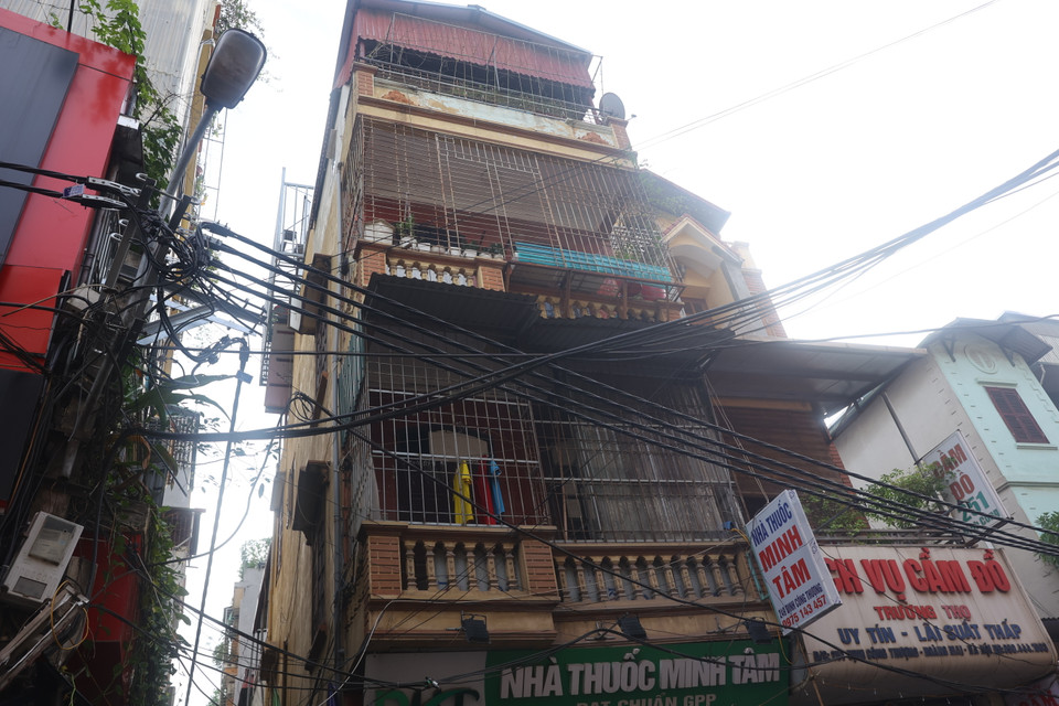 Ngôi nhà này nằm cách vụ cháy chừng hơn 100m, bị bịt kín trong song những song sắt. (Ảnh: Hoài Nam/Vietnam+)