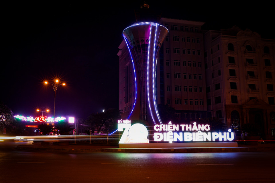 Đèn trang trí khu vực vòng xuyến dưới chân Tượng đài chiến thắng Điện Biên Phủ. (Ảnh: Hoài Nam/Vietnam+)