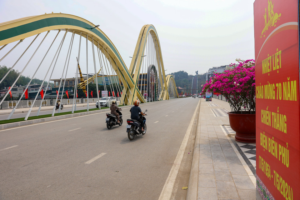 Khu vực cầu Mường Thanh mới rực rỡ cờ hoa. (Ảnh: Hoài Nam/Vietnam+)