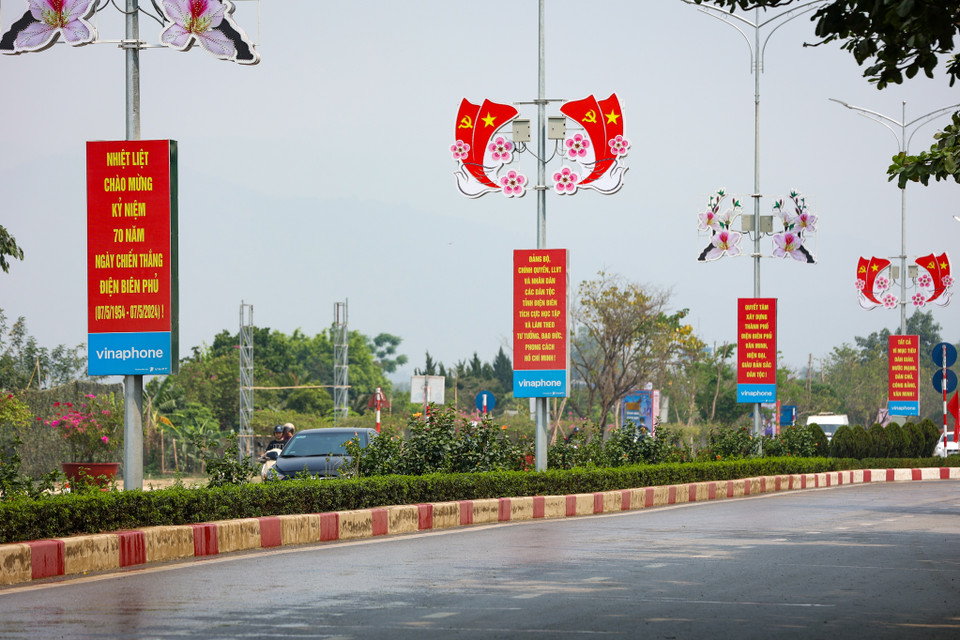 Đường Nguyễn Hữu Thọ được trang hoàng lộng lẫy. (Ảnh: Hoài Nam/Vietnam+)