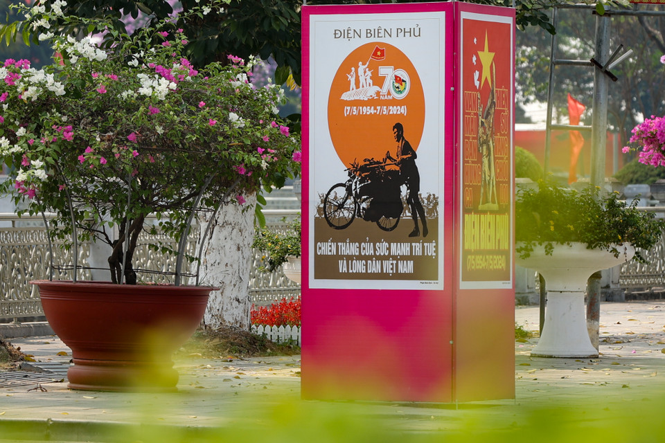 Dọc theo trục đường chính của thành phố - đường Võ Nguyên Giáp như sống dậy không khí mừng vui của 70 năm trước khi quân và ta đã giành chiến thắng hoàn toàn trước quân đội viễn chinh Pháp. (Ảnh: Hoài Nam/Vietnam+)