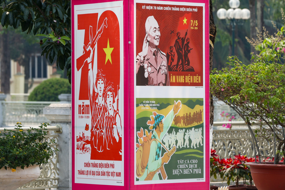 Hình ảnh Đại tướng Võ Nguyên Giáp - “người anh cả” của Quân đội Nhân dân Việt Nam cùng hình ảnh bộ đội ta giương cao lá cờ ngày đại thắng được in trên các tấm pano. (Ảnh: Hoài Nam/Vietnam+)