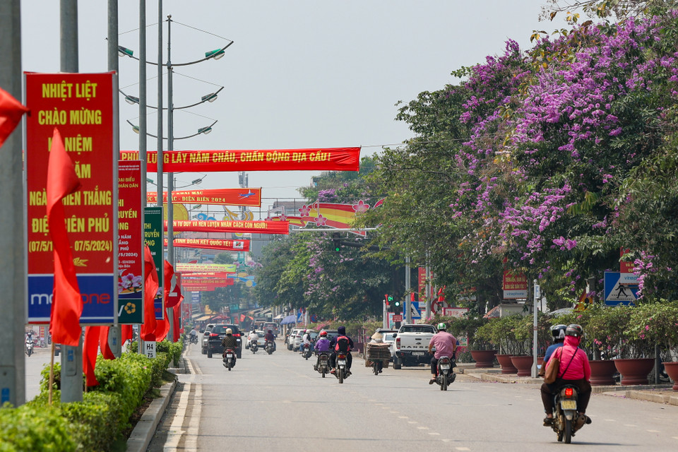 Càng tiến về phía trung tâm thành phố, đường phố càng được trang trí rực rỡ hơn. (Ảnh: Hoài Nam/Vietnam+)