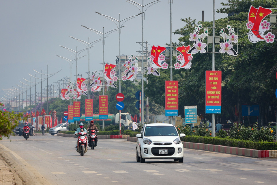 Hệ thống biểu ngữ và đèn kết hợp cùng hình ảnh cờ đỏ sao vàng, cờ búa liềm đỏ rực khắp các cung đường. (Ảnh: Hoài Nam/Vietnam+)