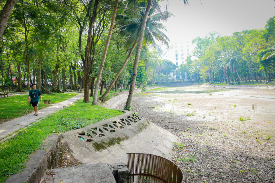 Anh Huy-một người dân thường hay đi bộ trong công viên Bách Thảo cho biết: ‘Nước trong hồ cạn thấy cả đáy làm mất cảnh quan tự nhiên vốn có của công viên và làm xấu bộ mặt của công viên ở Hà Nội.’ (Ảnh: Hoài Nam/Vietnam+)