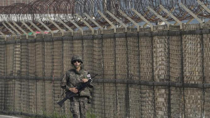  Một binh sĩ Hàn Quốc đi dọc hàng rào tại Cầu Thống nhất dẫn tới khu ph quân sự, gần Bàn Môn Điếm hôm 22/8.