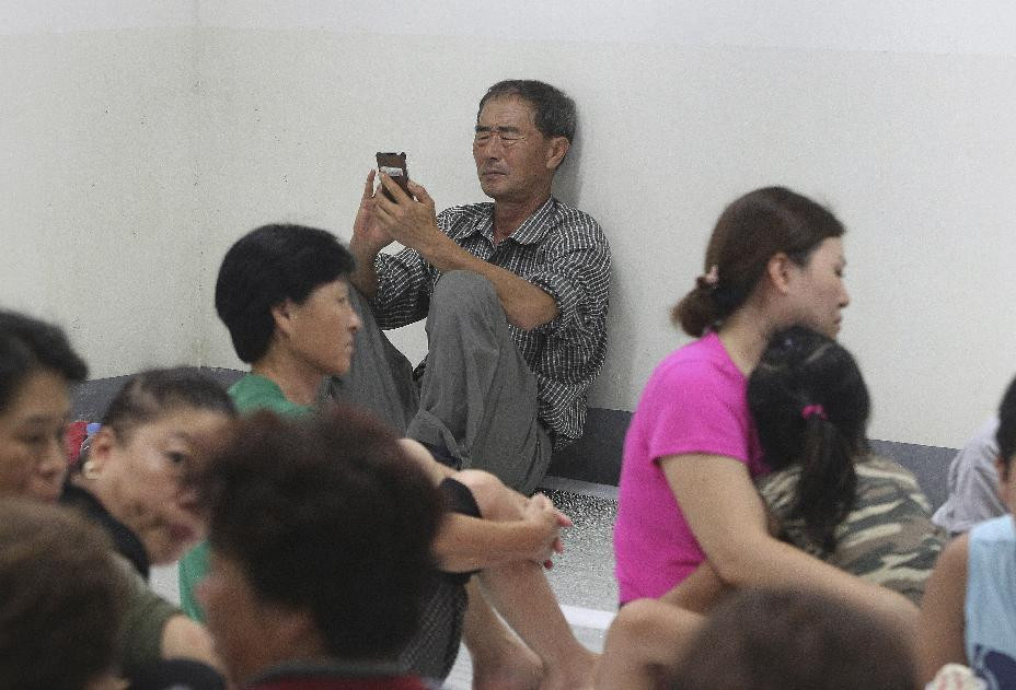  Người dân Hàn Quốc tại Yeoncheon đi sơ tán sau vụ đấu pháo hôm 20/8.