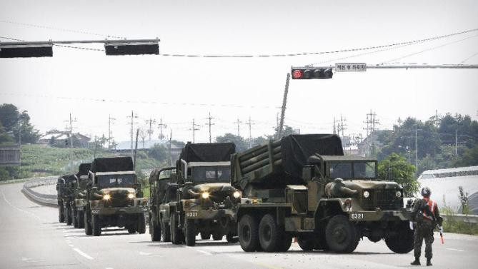Xe bọc thép của quân đội Hàn Quốc được đưa đến Yeoncheon, phía Nam khi phi quân sự chia đôi hai miền hôm 22/8. (Nguồn: AP) 