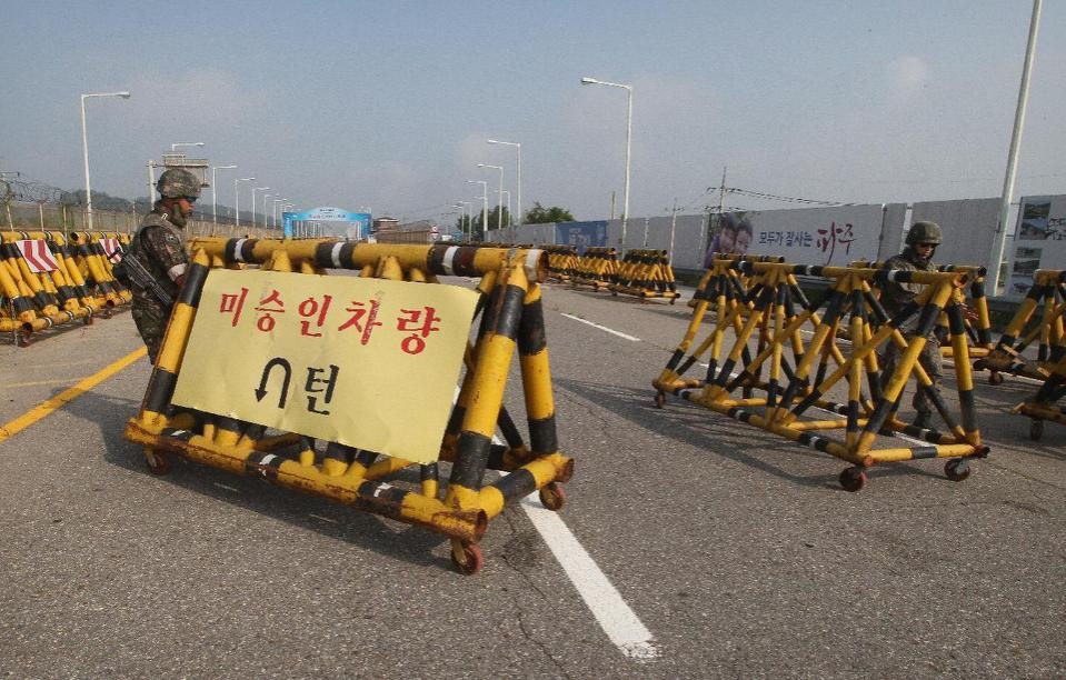 Binh sĩ Hàn Quốc dựng các rào chắn tại Cầu Thống nhất hôm 22/8. 