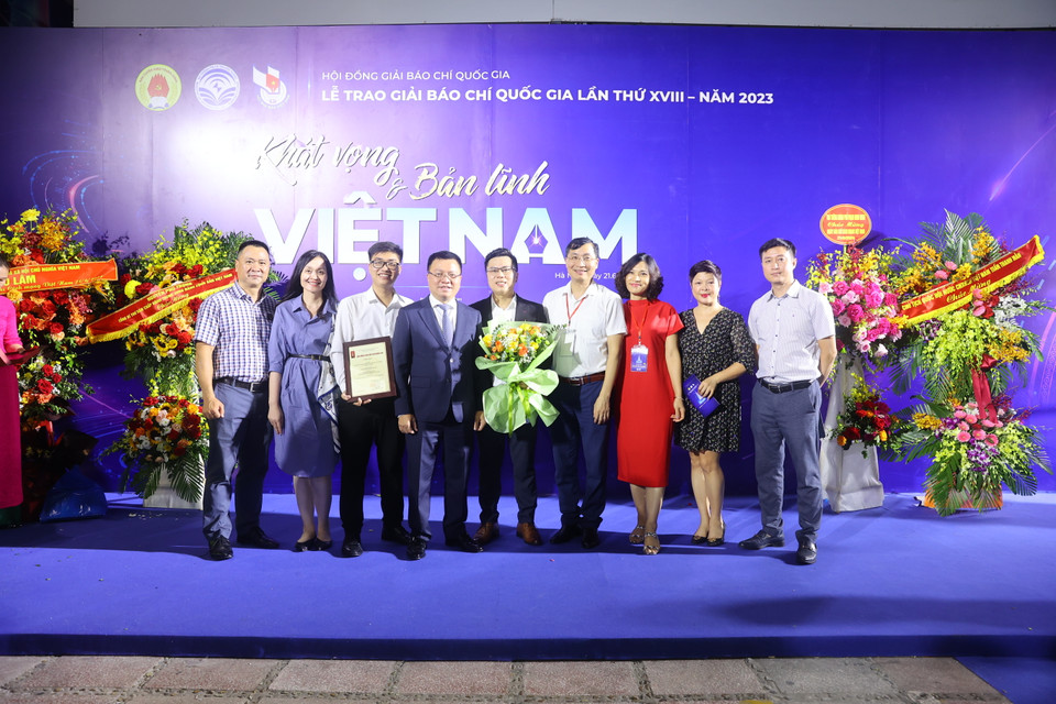 Nhóm tác giả đoạt giải chụp ảnh lưu niệm cùng Ủy viên Trung ương Đảng, Phó trưởng ban Tuyên giáo Trung ương, Chủ tịch Hội nhà báo Việt Nam, Tổng biên tập báo Nhân Dân Lê Quốc Minh. (Ảnh: Hoài Nam/Vietnam+)