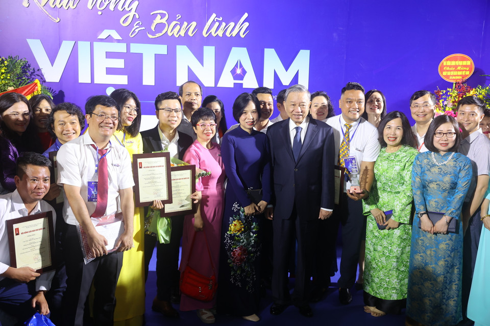 Liên chi hội nhà báo Thông tấn xã Việt Nam cùng các tác giả đoạt giải chụp ảnh lưu niệm với Chủ tịch nước Tô Lâm. (Ảnh: Hoài Nam/Vietnam+)