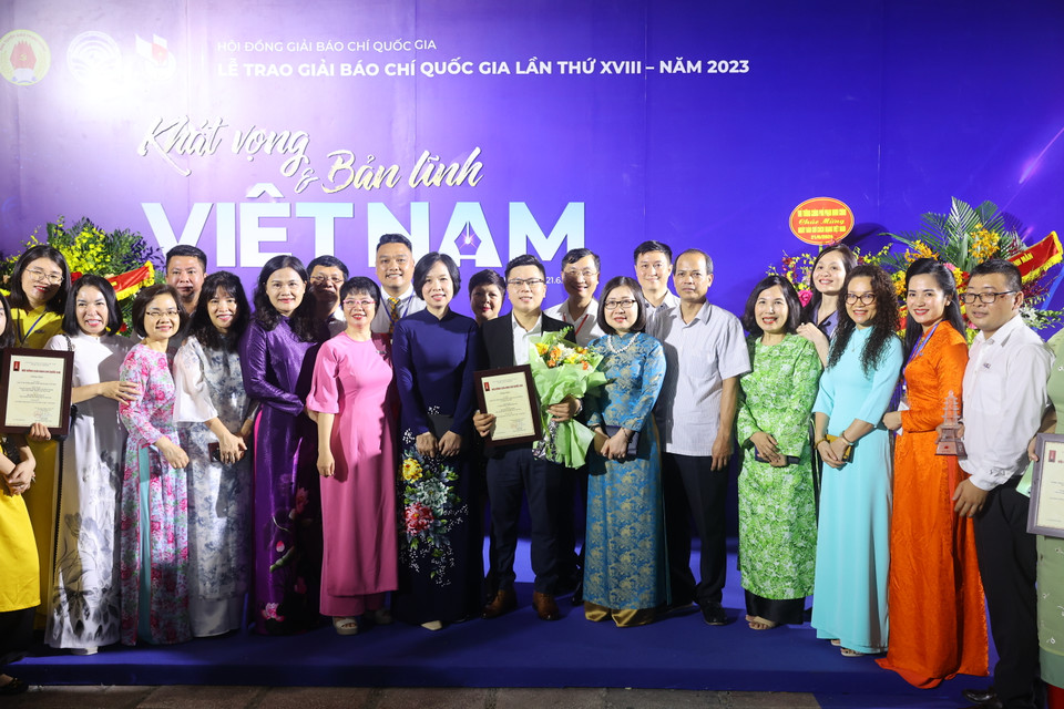 Các tác giả đoạt giải của Liên chị hội nhà báo Thông tấn xã Việt Nam chụp ảnh lưu niệm cùng Tổng giám đốc Vũ Việt Trang. (Ảnh: Hoài Nam/Vietnam+)