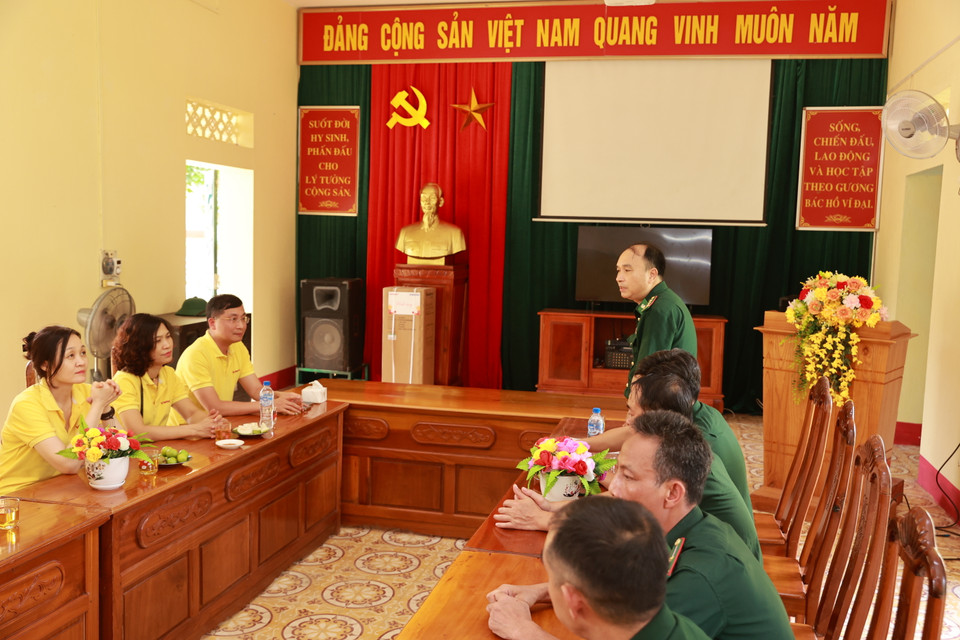 Sau chương trình tại Nghĩa trang liệt sỹ quốc tế Việt Lào, cùng trong ngày, đoàn cán bộ Báo Điện tử VietnamPlus tiếp tục hành trình đến với các chiến sỹ Đồn Biên phòng Phúc Sơn (Bộ đội Biên phòng Nghệ An), cũng là một địa bàn giáp ranh với nước bạn Lào. (Ảnh: Hoài Nam/Vietnam+)