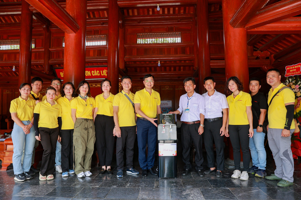 Bên cạnh đó, đoàn đã trao tặng cây nước nóng lạnh cho Ban Quản lý Nghĩa trang liệt sĩ quốc tế Việt-Lào để phục vụ khách đến thăm viếng Nghĩa trang. (Ảnh: Hoài Nam/Vietnam+)