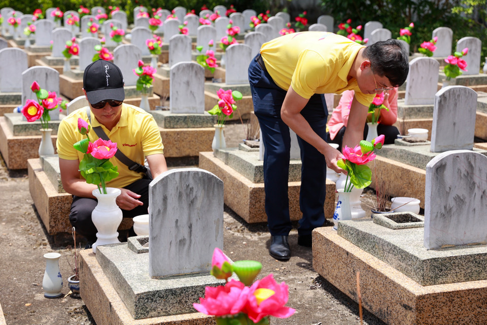 Việc bảo vệ và chăm sóc phần mộ của liệt sĩ vừa là tình cảm vừa là trách nhiệm của người đang sống đồng thời có tính giáo dục thế hệ trẻ về đạo lý ‘Uống nước nhớ nguồn’, góp phần giữ gìn nơi an nghỉ của các anh hùng liệt sỹ ngày càng trang nghiêm. (Ảnh: Hoài Nam/Vietnam+)