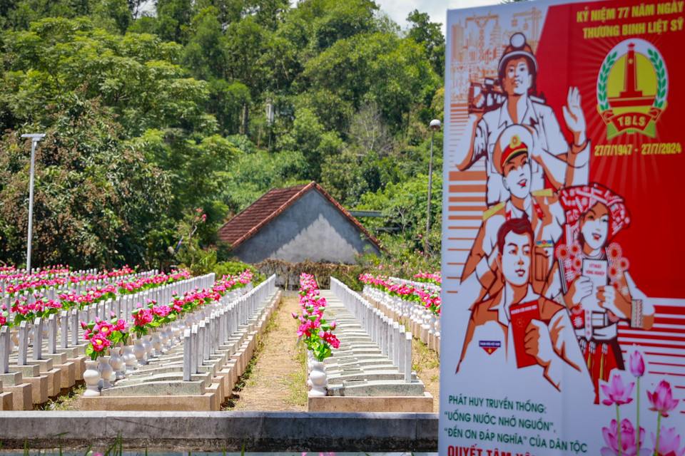 Với sự chung tay của các nhà hảo tâm, sự tri ân của các mạnh thường quân, các tổ chức xã hội, đoàn thể, đến nay đã có gần 9.000 ngôi mộ được thay bát hương, lọ hoa bằng đá. (Ảnh: Hoài Nam/Vietnam+)