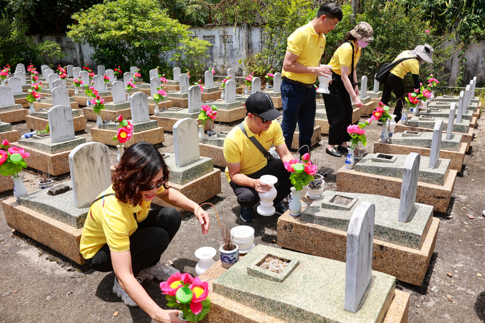 Với sự chung tay của đối tác, nhà hảo tâm và sự hỗ trợ tích cực của Ban Quản lý Nghĩa trang, 500 phần mộ tại lô B11 đã được gắn bát hương và lọ hoa mới bằng đá màu trắng theo đúng tiêu chuẩn. (Ảnh: Hoài Nam/Vietnam+)