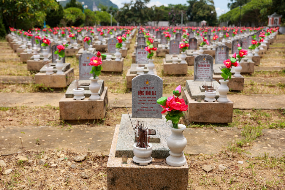 Hình ảnh khuôn viên khu mộ sau khi được gắn bát hương, lọ hoa mới sạch đẹp và trang trọng mang theo những tấm lòng thành kính tri ân của tập thể Báo Điện tử VietnamPlus. (Ảnh: Hoài Nam/Vietnam+)