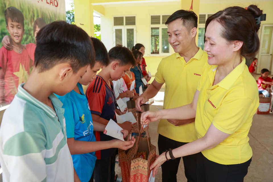Tại Trường học Tiểu học Phúc Sơn - cơ sở 3 trên địa bàn xã Phúc Sơn, Báo Điện tử VietnamPlus tặng 29 phần quà khuyến học cho các học sinh: Trong đó có 10 suất quà cho học sinh Trường Trung học cơ sở Phúc Sơn và 10 suất quà cho học sinh nghèo vượt khó thuộc Trường Tiểu học Phúc Sơn (cơ sở tại bản Cao Vều), 9 suất quà cho Chương trình “Nâng bước em đến trường” do Đồn Biên phòng Phúc Sơn đỡ đầu. (Ảnh: Hoài Nam/Vietnam+)