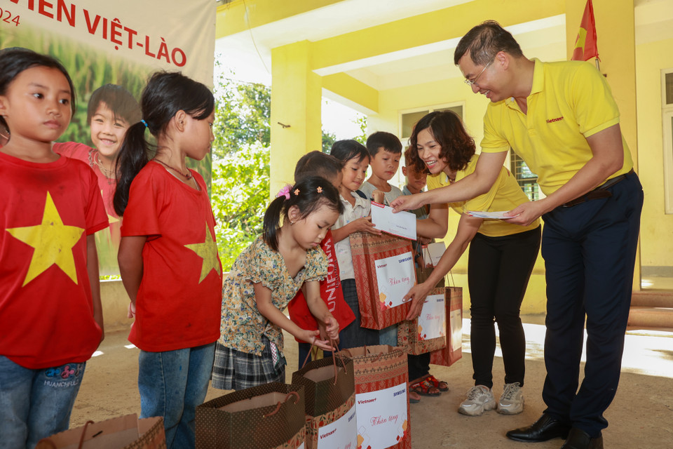 Cùng trong chương trình thiện nguyện này, với mong muốn động viên, hỗ trợ các em nhỏ vùng biên giới có thêm động lực trên chặng đường đến trường, thông qua kết nối của Đồn Biên phòng Phúc Sơn, Báo Điện tử VietnamPlus đã tổ chức Chương trình trao yêu thương tới các em học sinh vùng biên giới tại huyện Anh Sơn, tỉnh Nghệ An. (Ảnh: Hoài Nam/Vietnam+)